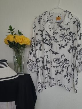 White & Black Floral Scroll Long-Sleeve Women's Top